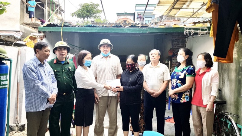 Hội LHPN thành phố hỗ trợ sửa nhà cho hộ gia đình có hoàn cảnh khó khăn phường Cao Xanh