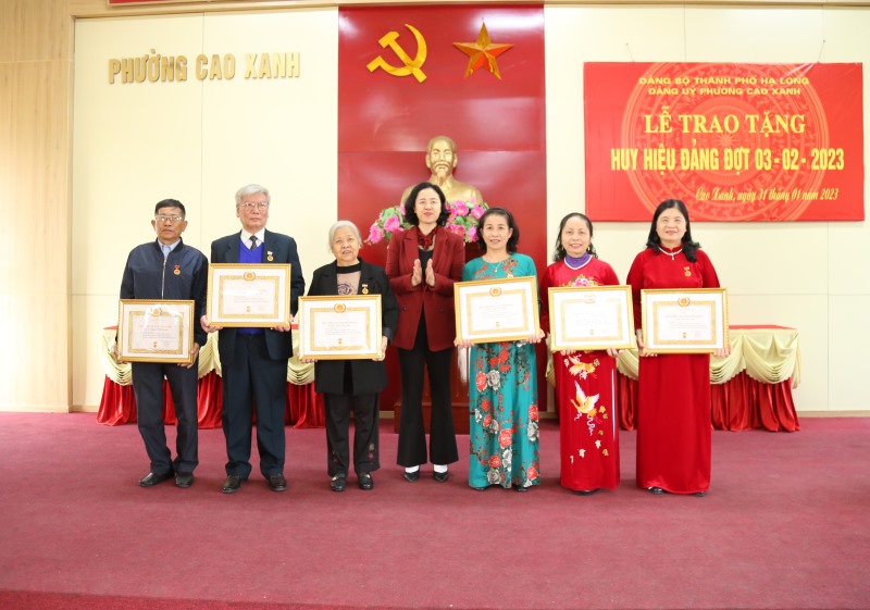 Phường Cao Xanh tổ chức lễ trao Huy hiệu Đảng đợt 3/2/2023