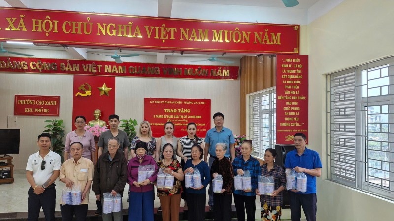 Phường Cao Xanh: Tặng quà cho các hộ gia đình khó khăn trên địa bàn