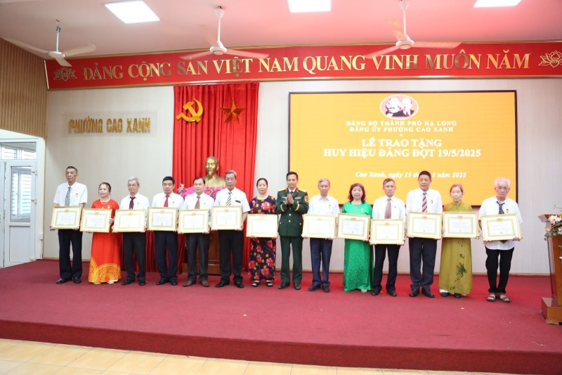Phường Cao Xanh tổ chức lễ trao Huy hiệu Đảng đợt 19/5
