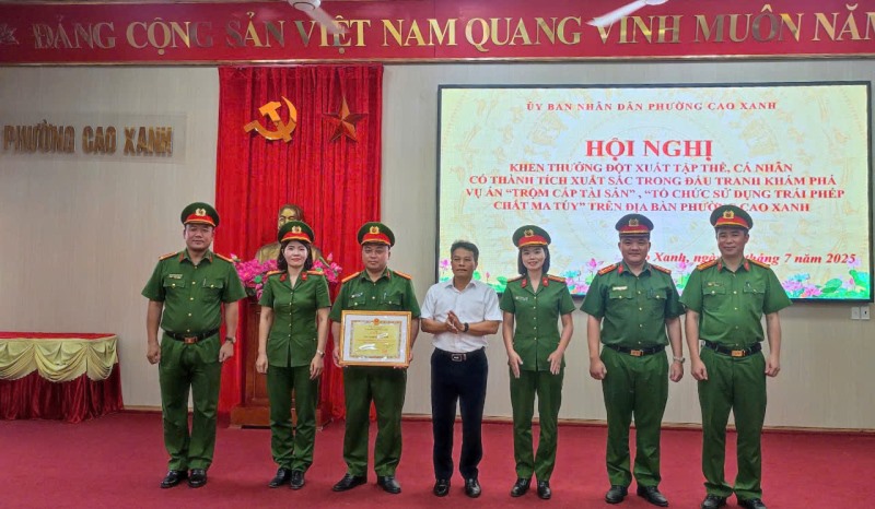 Khen thưởng đột xuất tập thể, cán bộ chiến sỹ công an trong đấu tranh khám phá vụ án trộm cắp tài sản và tổ chức sử dụng trái phép chất ma túy trên địa bàn phường