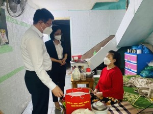 Đồng chí PCT UBND thành phố thăm, tặng quà người khuyết tật phường Cao Xanh