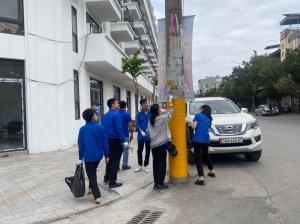 Đoàn thanh niên phường Cao Xanh: Ra quân bóc xoá biển quảng cáo sai quy định trên tuyến đường Trần Phú