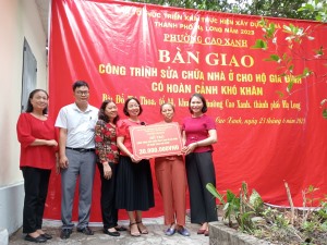 Sáng ngày 23/6/2023, phường Cao Xanh tổ chức bàn giao nhà ở (sửa nhà) cho hộ khó khăn bà Đỗ Thị Thoa - tổ 44, khu 4B, phường Cao Xanh.