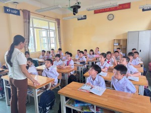 TRƯỜNG TIỂU HỌC CAO XANH: HỌC SINH ĐI HỌC TRỞ LẠI SAU BÃO SỐ 3