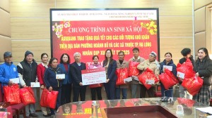 Tặng quà tết cho hộ có hoàn cảnh khó khăn.