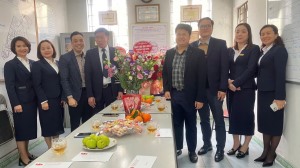 Lãnh đạo phường Cao Xanh đến thăm, chúc mừng Trạm Y tế phường, động viên công tác chăm sóc người dân trên địa bàn