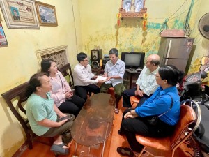 Phường Cao Xanh: Thăm hỏi tặng quà cho người có công nhân dịp kỷ niệm 50 năm ngày Giải phóng miền Nam thống nhất đất nước