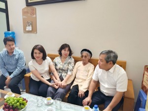 Đồng chí Bí thư Tỉnh ủy và lãnh đạo phường Cao Xanh thăm, tặng quà Mẹ Việt Nam Anh hùng trên địa bàn phường