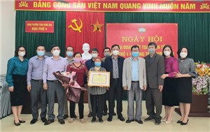 UBND TP khen thưởng hộ dân hiến đất làm đường thực hiện Nghị quyết 21-NQ/TU